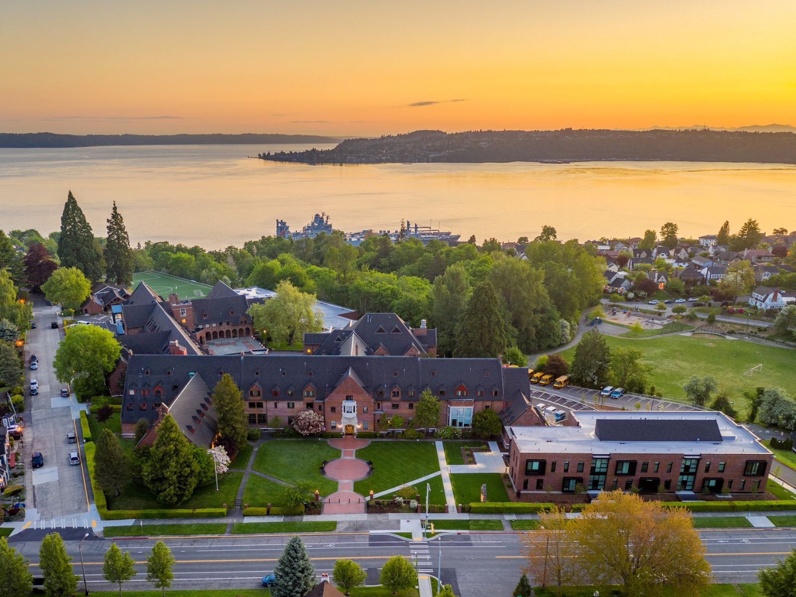 Điều gì tạo nên ưu thế nổi trội của Trường Annie Wright HS?