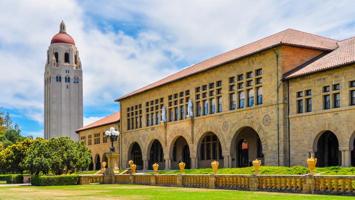 So sánh BU và Northeastern: Nên chọn đại học nghiên cứu (BU) hay thực tập co-op (Northeastern)?