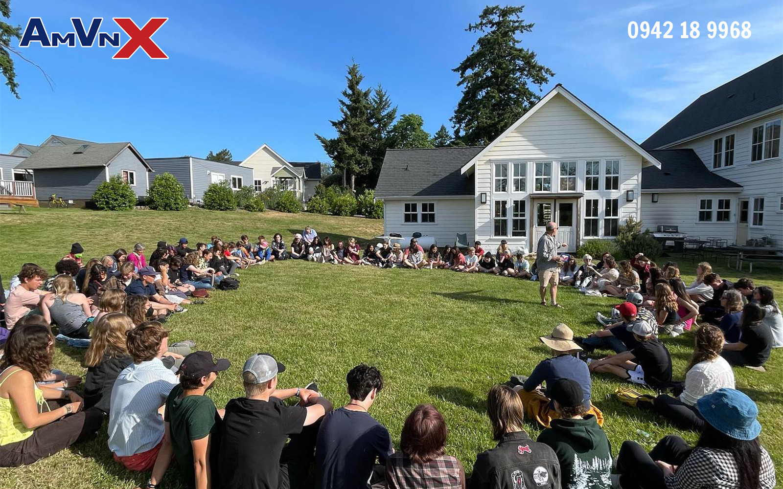 Trường nội trú Spring Street International School - một cộng đồng gắn bó nhằm giúp đỡ các em học sinh tìm thấy tiếng nói và niềm đam mê của mình. 