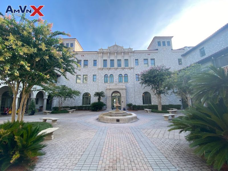 Trường nội trú The Bollles School tọa lạc ở vị trí đắc địa