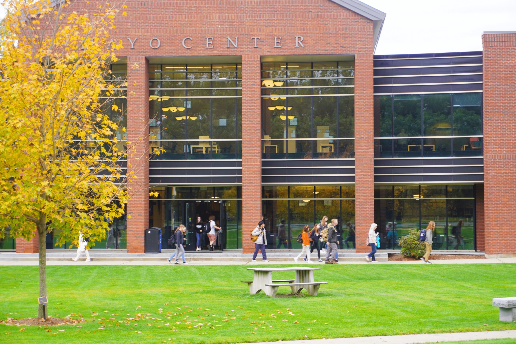 So sánh ký túc xá và thuê nhà ngoài khi du học Mỹ: Ưu nhược điểm & chi phí