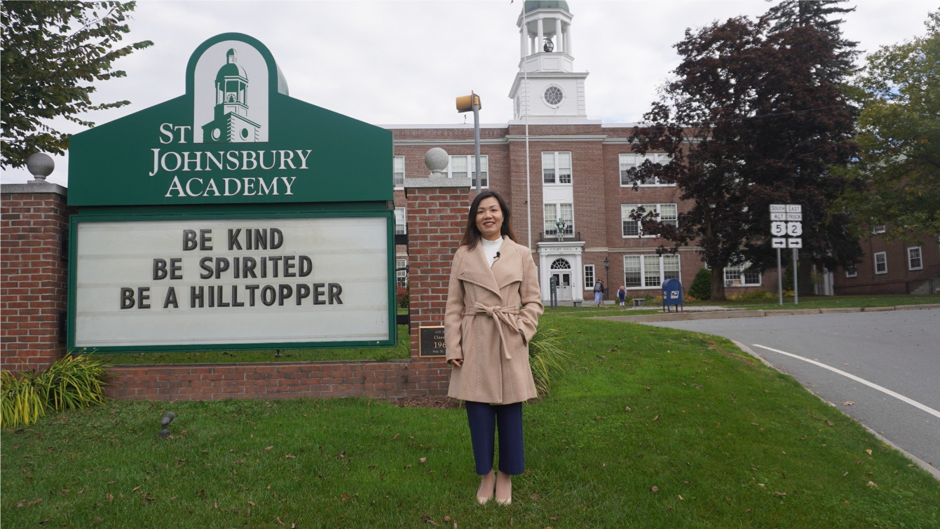 Chuyến đi thăm các trường THPT 01