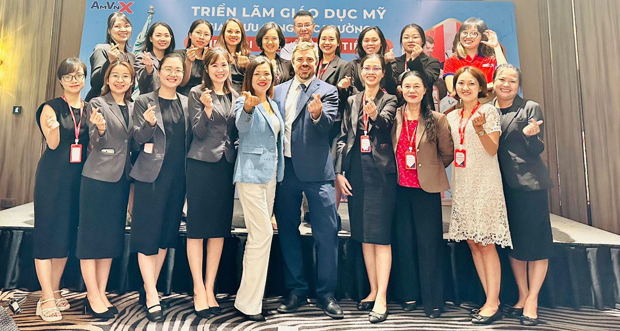 3 điều AMVNX làm giúp học sinh dễ dàng nộp đơn vào trường THPT Nội trú Mỹ