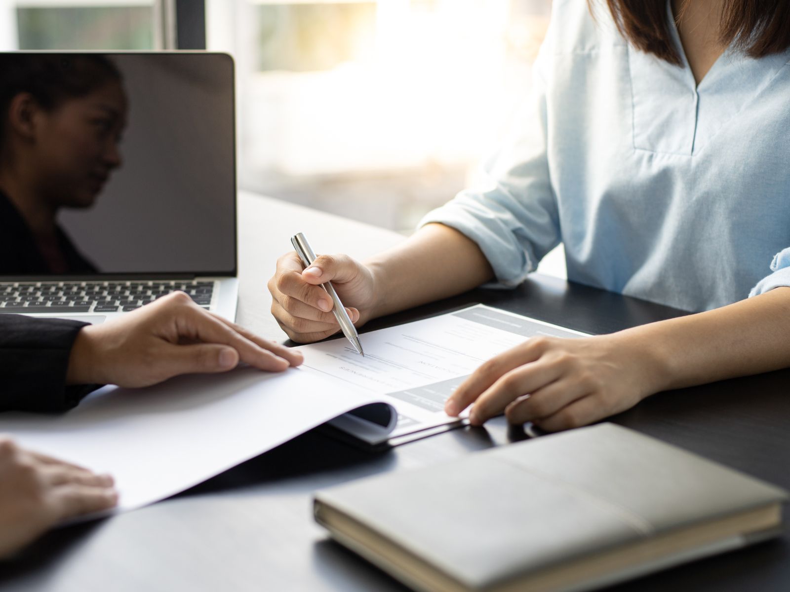 Hành Lý Du Học Mỹ 2025: Checklist Mang Gì & Không Nên Mang Gì