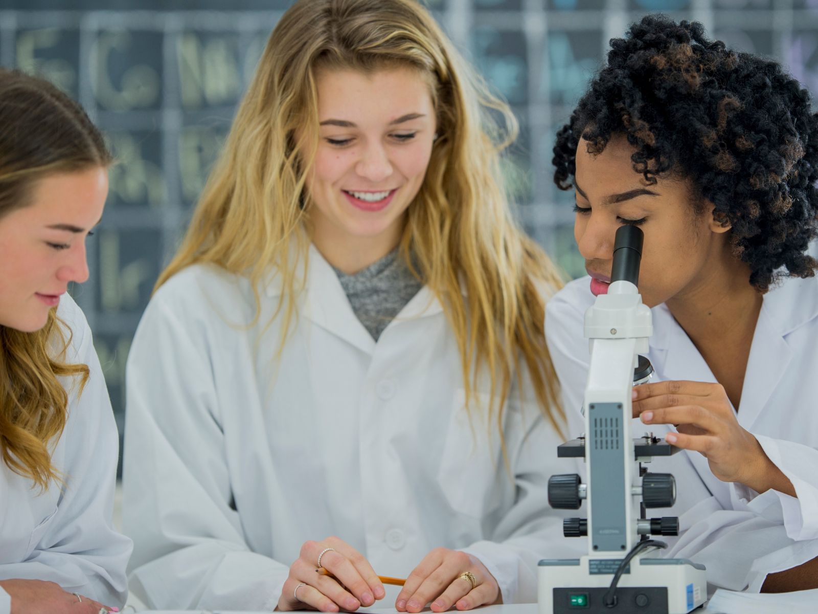 So Sánh Ngành Học Kỹ Thuật Và Ngành Học Kinh Doanh Tại Mỹ: Lựa Chọn Nào Phù Hợp Với Bạn?