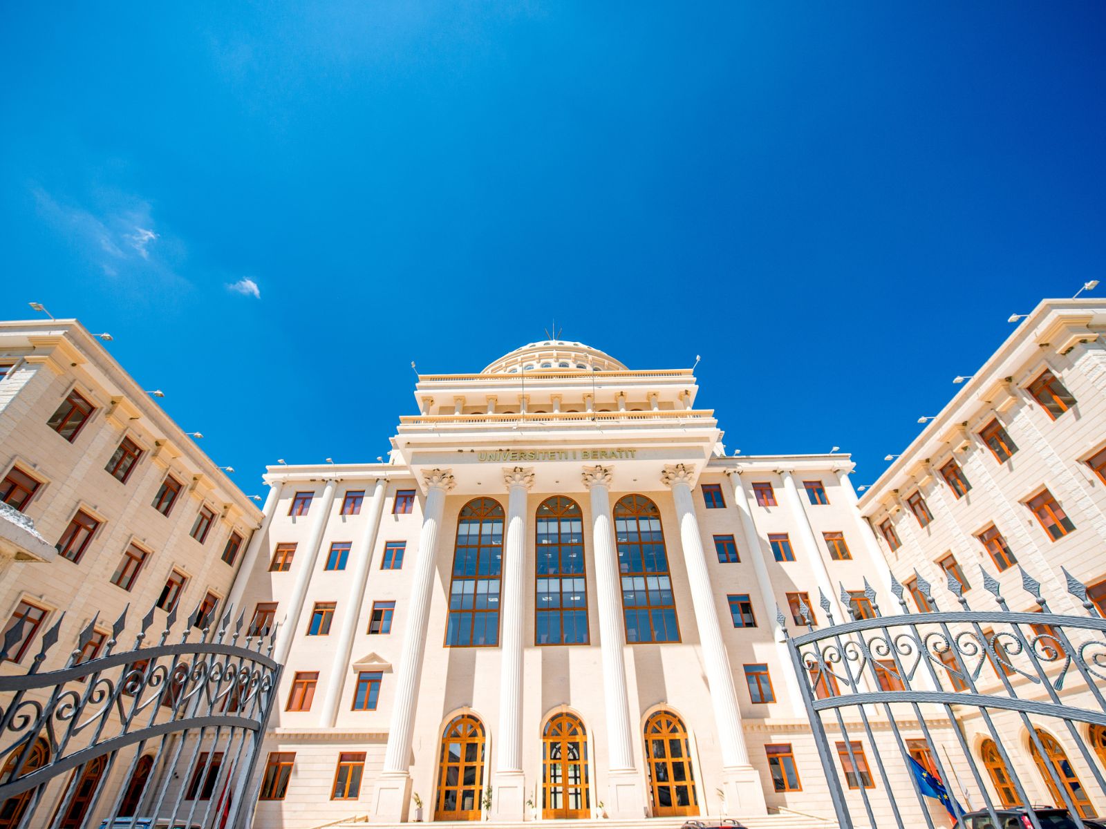 Trường Công Hay Trường Tư Tại Mỹ? Phân Tích Ưu Nhược Điểm & Lời Khuyên